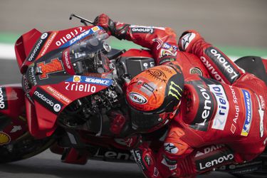 🎥 | TT: 'Pecco' Bagnaia herhaalt kunstje van vorig jaar en wint MotoGP-race in Assen