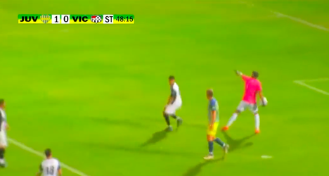 😂 | Keepertje, keepertje! Doelman begaat pijnlijke blunder na dit slimme trucje van de spits