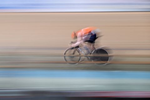 Pfieuw! Titelverdediger Harrie Lavreysen komt goed weg op keirin en mag naar WK-kwartfinales