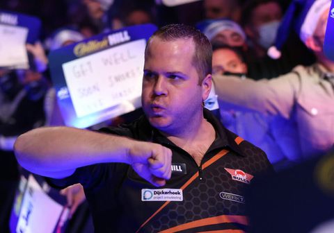 Dirk van Duijvenbode 'martelt' Matthew Edgar in auto door zijn favoriete muziek op te zetten