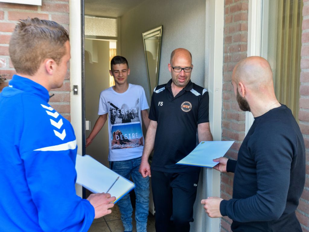 Spelers van RKC Waalwijk verkopen seizoenkaarten huis-aan-huis