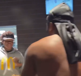 🎥​ | Bokskampioen stormt woedend zonder shirt McDonalds binnen: 'Spuug niet in mijn eten'