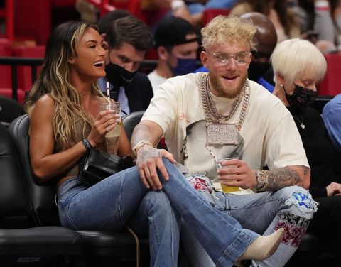 Jake Paul vouwt vliegtuigjes bij NBA-match en krijgt op de donder van beveiliging