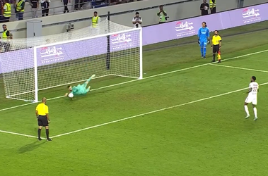 🎥 | Keepertje, hoor! Jonge Arsenal-goalie pakt 4 pingels in oefenduel tegen Lyon