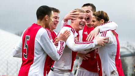 Ajax A1 wint knap van Sevilla