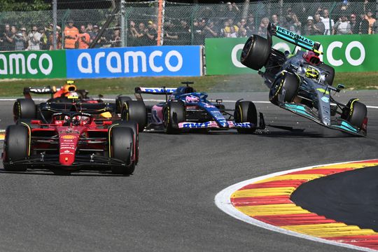 Alonso over Hamilton: 'Deze man weet alleen hoe hij moet racen als hij vooraan start'