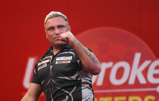 🎥 | Geblondeerde Gerwyn Price plaatst zich ten koste van Ryan Searle voor kwartfinales Masters