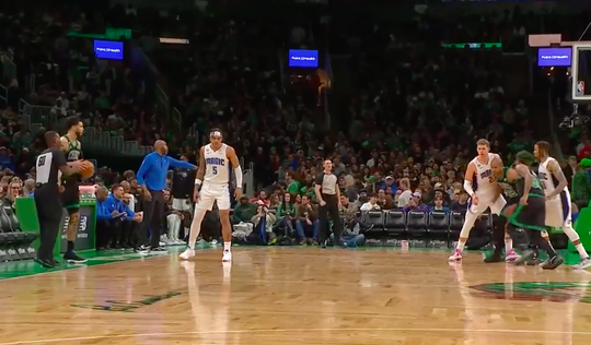 🎥 | NBA-routinier Horford weggestuurd na DEZE elleboog in het kruis van Wagner