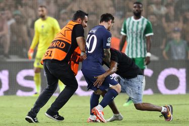 📸 | Wat je niet zag op tv: pitch invader is stewards te snel af en omhelst Messi