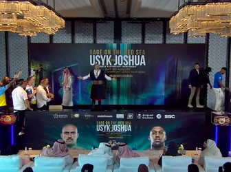 🎥 | Strijder! Usyk zingt Oekraïens verzetslied na intense staredown met Joshua