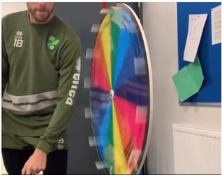 Tim Krul showt Rad van Avontuur voor boetes Norwich-spelers (video)