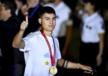 Paolo Dybala leent gouden WK-medaille uit aan het Historisch Archief van Roma