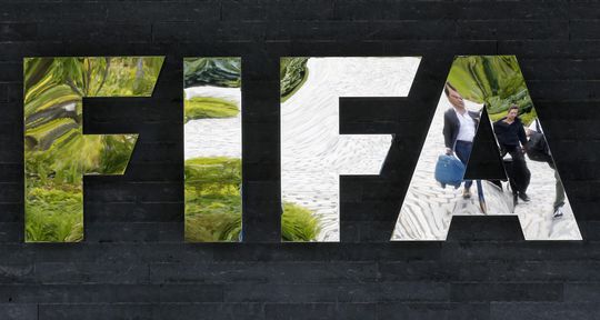 Flinke schorsing én boete voor FIFA-baas na aannemen cadeaus