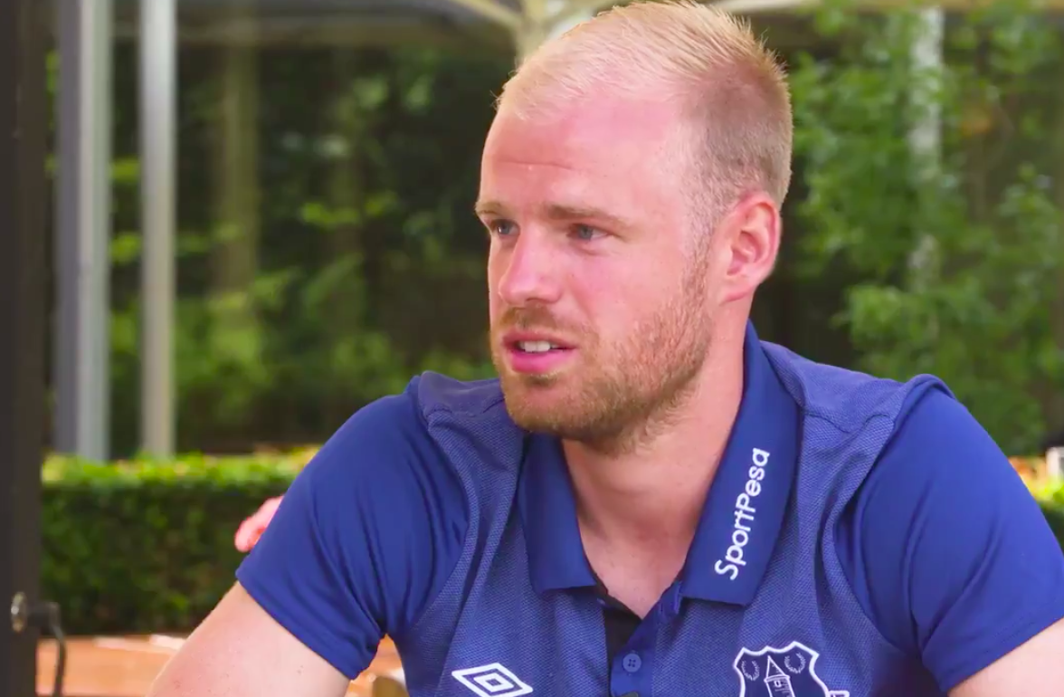 Klaassen geeft Everton-fans kijkje in Nederlandse cultuur (video)