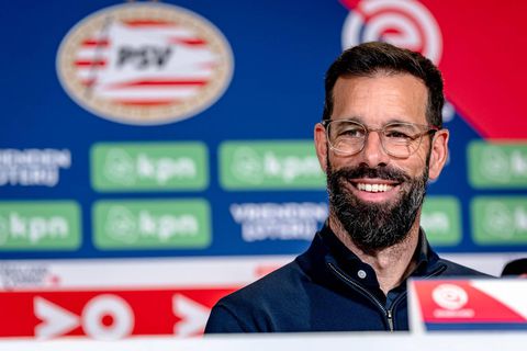 Ruud van Nistelrooij denkt dat Arsenal-fans hem nog niet vergeten zijn: ‘Dat hoort erbij’