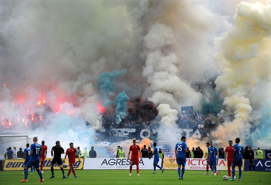 WTF! Hooligans Levski Sofia verwonden trainers CSKA in derby ...