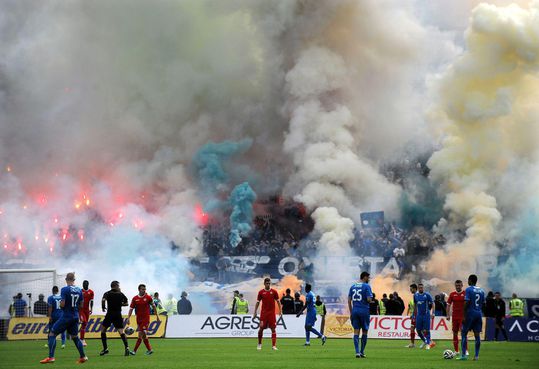 WTF! Hooligans Levski Sofia verwonden trainers CSKA in derby