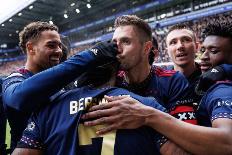 Ajax zet doelpuntrijke wedstrijd al in 1e helft op slot: verspilt geen punten bij sc Heerenveen