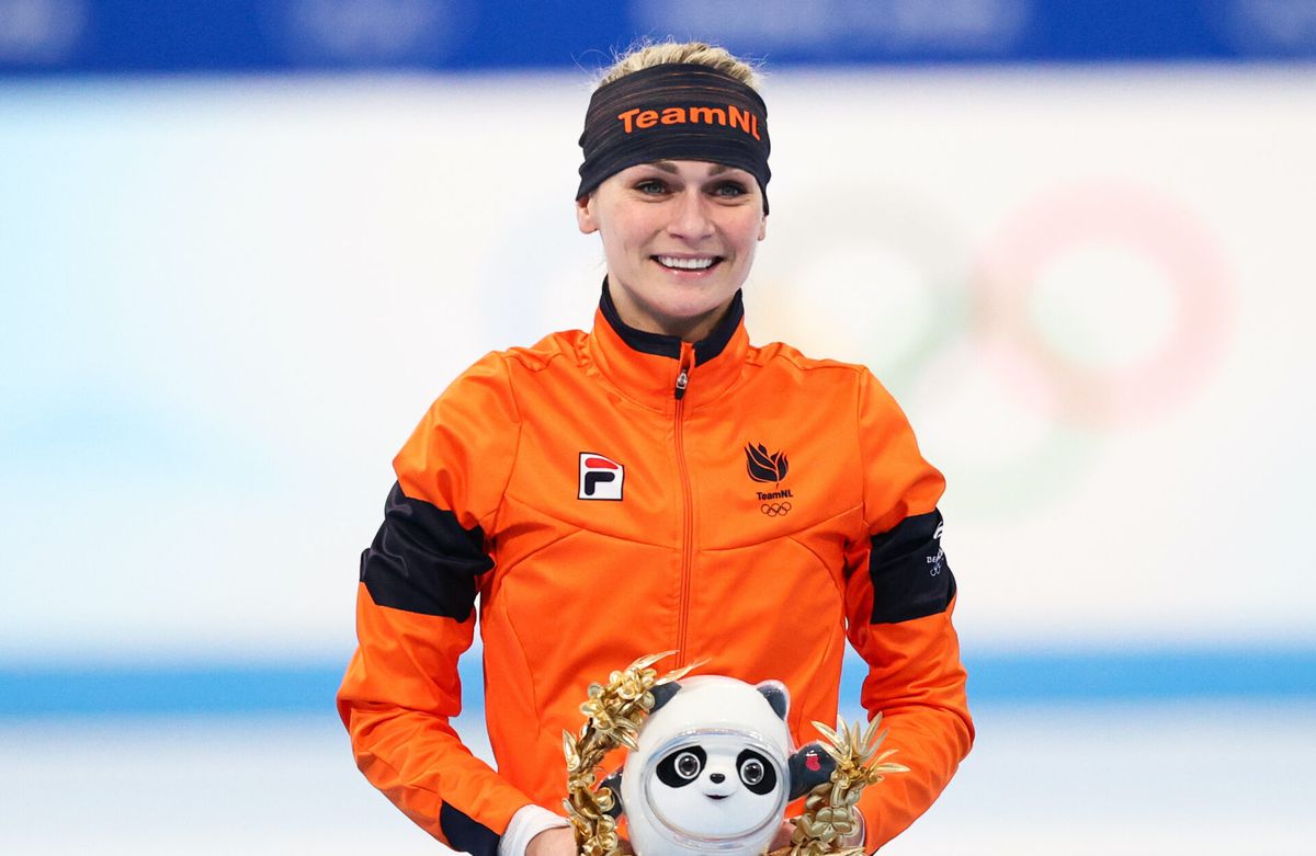 Irene Schouten draagt Nederlandse vlag bij slotceremonie Winterspelen