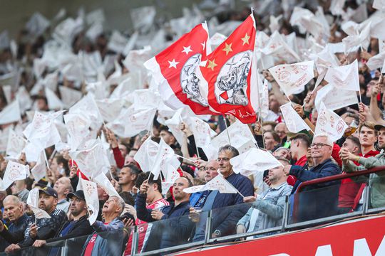 Leveringsprobleem verpest traditie bij Ajax: vlaggetjes niet op tijd leverbaar