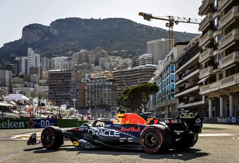 Lewis Hamilton in de muur en Max Verstappen wéér snelste in VT3