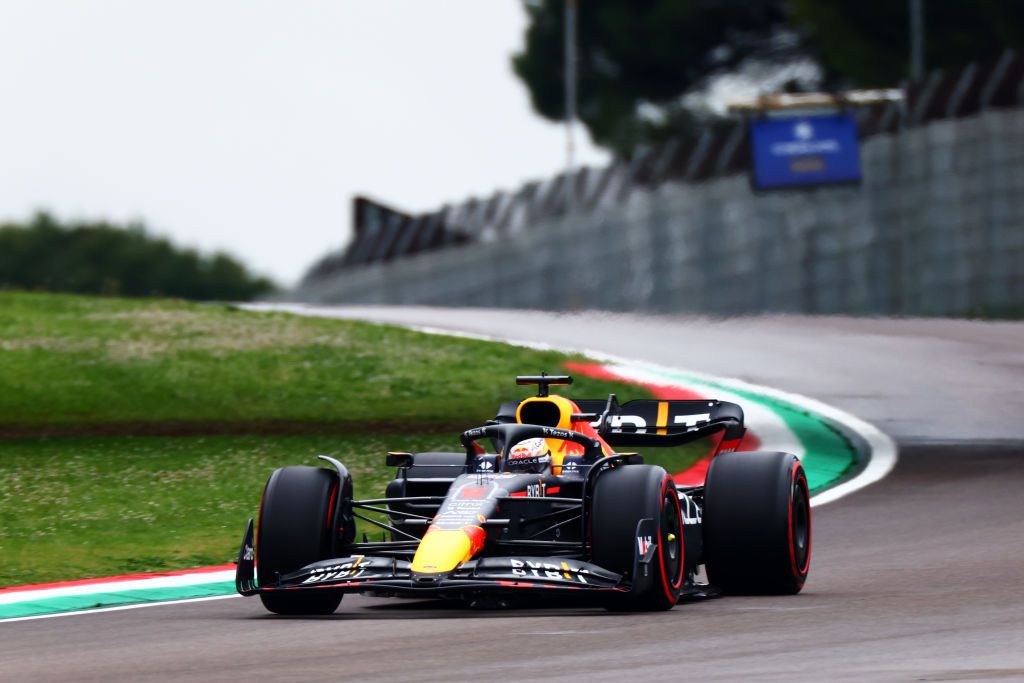 Max Verstappen start sprintrace op Imola vanaf P1 na verregende kwalificatie