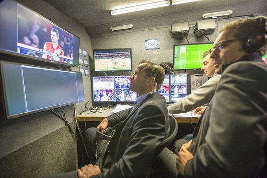 KNVB wil in 2018 een videoscheids bij alle Eredivisie-wedstrijden