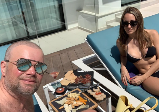 Barney chillt hem met nieuwe liefde op Ibiza (foto's)