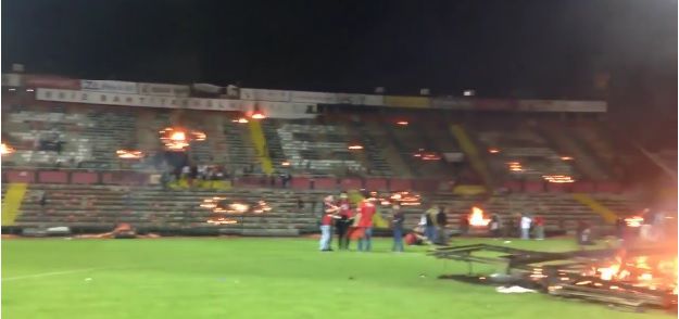 Bizar! Boze 'fans' van Eskişehirspor zetten eigen stadion in brand (video)