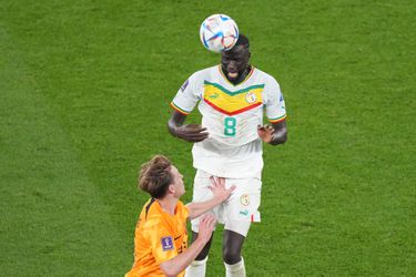 📸​​ | Best friends forever! Frenkie de Jong grijpt Cheikhou Kouyaté bij zijn zaakje