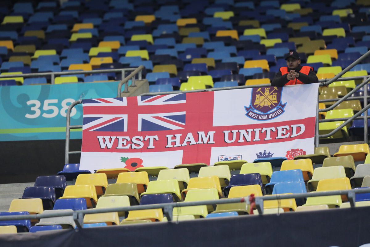 'West Ham-fan in kritieke toestand naar ziekenhuis op Cyprus na val uit minibus'