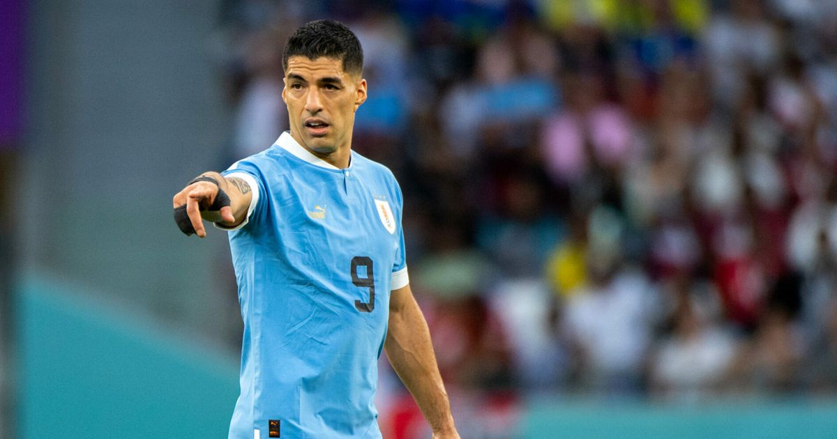 FIFA schorst 4 Uruguayanen na WK-wangedrag, Luis Suárez ontspringt de dans