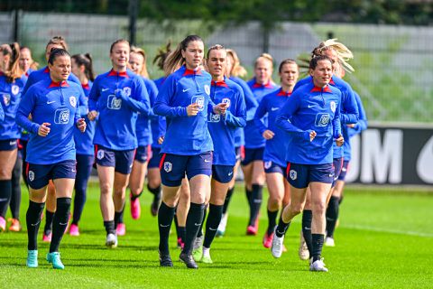 Oranje Leeuwinnen winnen beladen besloten oefenpot tegen jongensteam