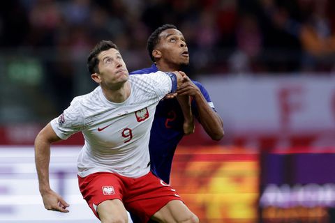 Virgil van Dijk over 'geweldige speler' Jurriën Timber: 'Ik was op die leeftijd lang niet zo ver'