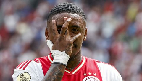 📸 | 'Steven Bergwijn schiet ook naast het veld raak: Ajacied gaat vreemd, vriendin last pauze in'