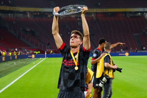 Hattrickheld van PSV Guus Til ziet een kwetsbaar Ajax: 'Elke counter tegen Ajax kan kassa zijn'