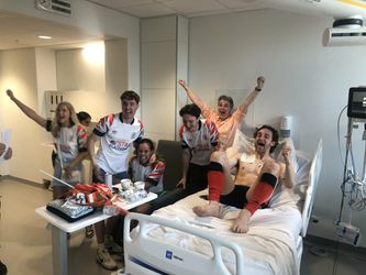 📸 | Wow! Geblesseerd uitgevallen Luton-speler viert promotie vanuit ziekenenhuis