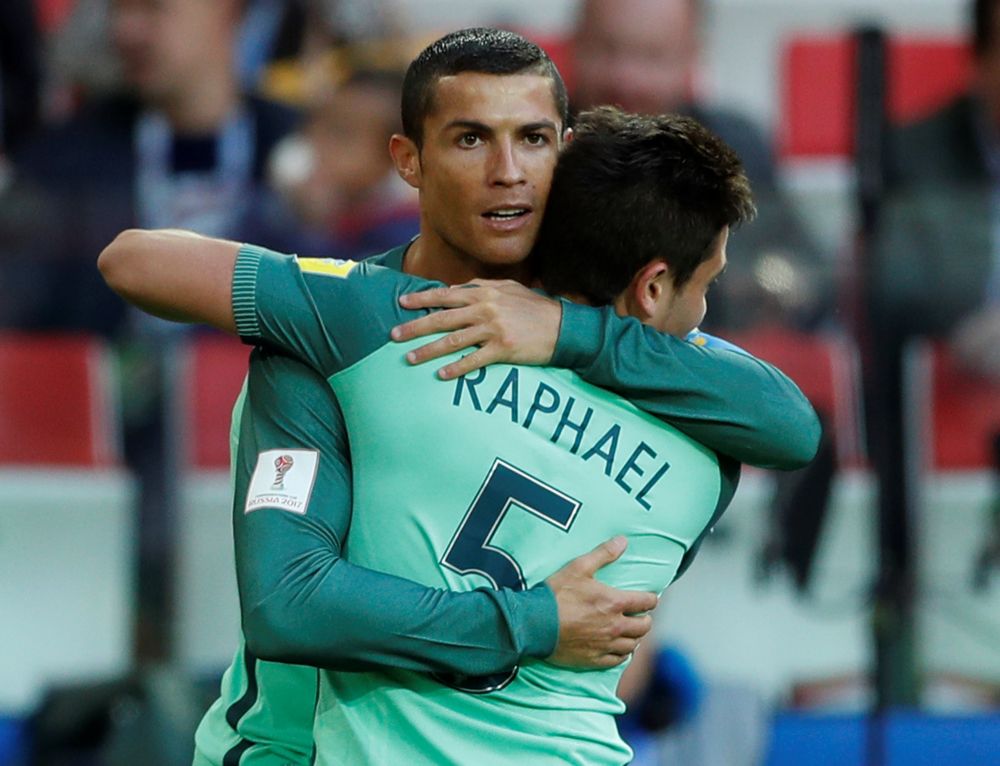 Ronaldo kopt Portugal met geweldige kopbal langs gastland Rusland