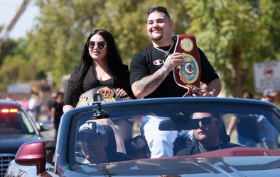 Bokser Andy Ruiz viert 30ste verjaardag met naakte sushi-dame en sexy serveersters (foto's)