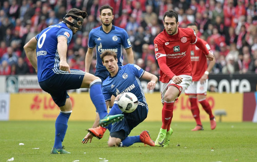 Ajax-tegenstander Schalke wint nipt van Mainz