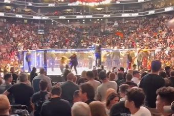 🎥 | Vrouw wil octagon instormen bij UFC-gevecht; beveiliger grijpt HARD in