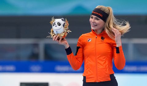 📸 | Jutta Leerdam viert zilveren medaille met lekkere vette hap