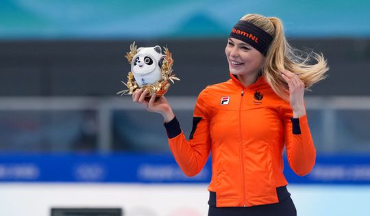 📸 | Jutta Leerdam viert zilveren medaille met lekkere vette hap