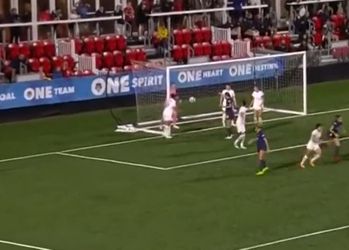 🎥 | Wat een blunder(s)! Keepster loopt met bal eigen goal in, gooit deze daarna naar tegenstander