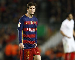 Messi schiet vrouw tegen het hoofd (video)