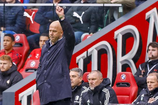 🎥​ | Feyenoord-trainer Arne Slot lacht om beslissingen scheidsrechter: 'PSV is niet verder dan wij'