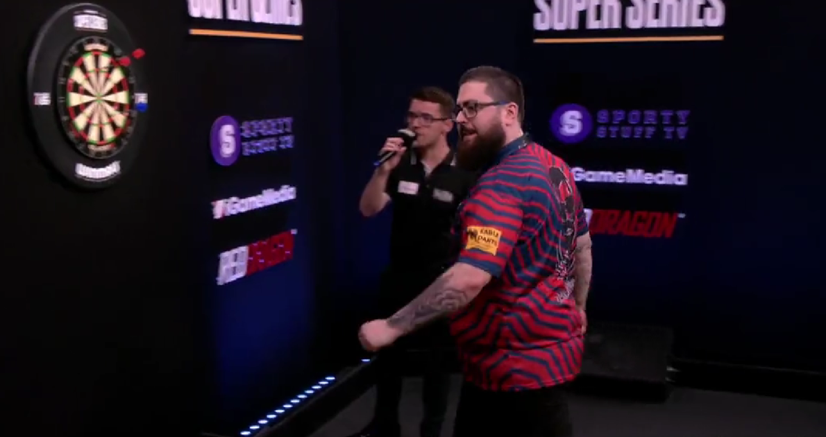 Engelse darter levert bizarre prestatie: 9-darter, gruwelijk gemiddelde ...