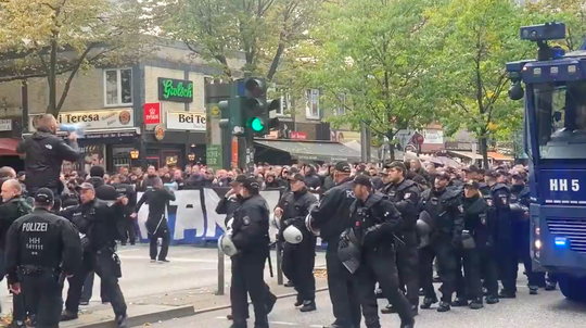 🎥 | Zingende harde kern van HSV wandelt door St. Pauli-gebied voor stadsderby