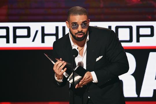 🎶​ Rappers Drake en 21 Savage bezingen Arsenal: 'Still gotta see the Gunners win Premier League'