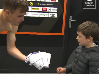 🎥 | Lief! Thijs Dallinga geeft shirt aan jonge fan die enorme afzwaaier in gezicht kreeg